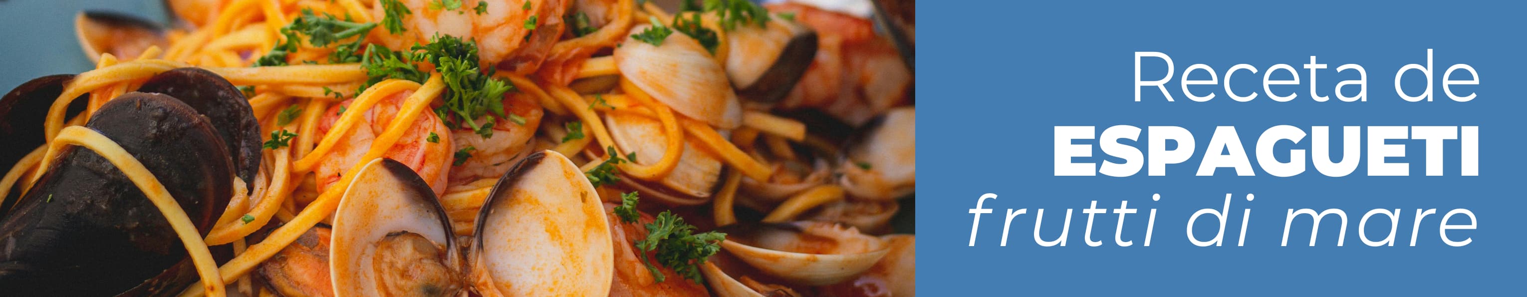 Plato hondo con espaguetis con marisco terminados y humeantes, donde destacan los gambones, los calamares, las almejas y los mejillones con cáscara mezclados con la pasta y el tomate.